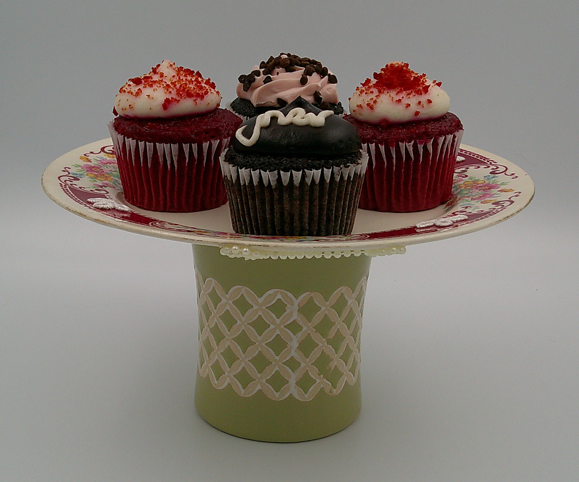 This serving stand is perfect for cupcakes as an example. Sorry, they don't come with the stand. This serving stand is perfect for cupcakes as an example. Sorry, they don't come with the stand.